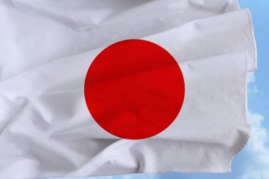 Mavi gökyüzüne karşı rüzgarda yumuşak kıvrımlar ile Japonya güzel ipek bayrağı