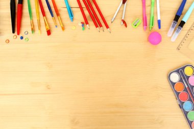 Okul çeşitli renk Kırtasiye, boyalar, kalemler, kalemler, açık ahşap masa arka planda. Geri okul konsepti, üst görünüm, kopya alanı