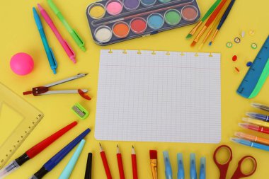 sayfa okul Notebook ve renkli çeşitli Kırtasiye. Geri okul konsepti, üst görünüm, boyalar, kalemler, kalemler, kopya alanı