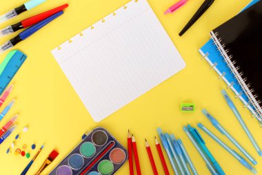 sayfa okul Notebook ve renkli çeşitli Kırtasiye. Geri okul konsepti, üst görünüm, boyalar, kalemler, kalemler, kopya alanı