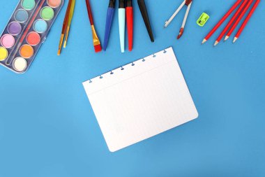 sayfa okul Notebook ve renkli çeşitli Kırtasiye. Geri okul konsepti, üst görünüm, boyalar, kalemler, kalemler, kopya alanı