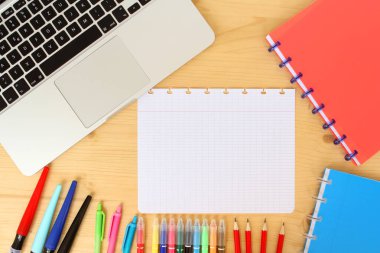 Notebook ve renkli okul çeşitli stionionery. Geri okul konsepti, üst görünüm, boyalar, kalemler, kalemler, kopya alanı
