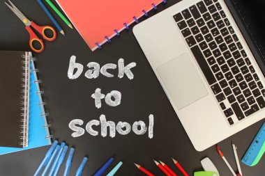 Renkli okul çeşitli Kırtasiye, boyalar, kalemler, kalemler. Okul konseptine geri dön, üst görünüm