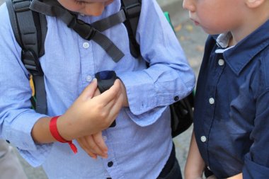 çocuk başka bir çocuk bir Gps Tracker ile akıllı saat gösterir
