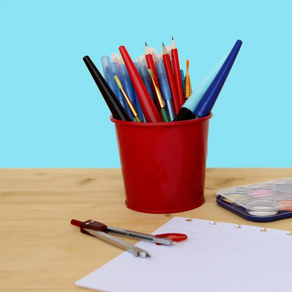 Renkli okul çeşitli Kırtasiye, boyalar, kalemler, kalemler. Okul konseptine geri dön — Stok fotoğraf