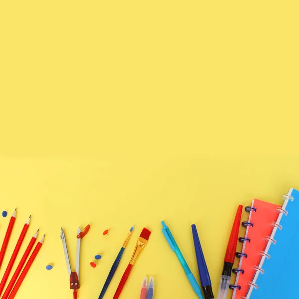 Renkli okul çeşitli Kırtasiye, boyalar, kalemler, kalemler, sarı bir arka planda. Geri okul konsepti, üst görünüm, kopya alanı — Stok fotoğraf
