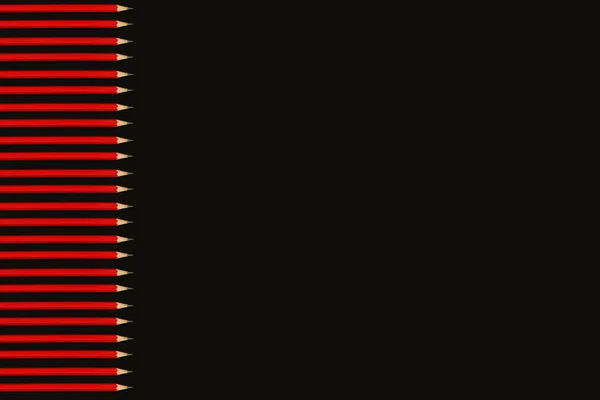 Червоні олівці на чорному тлі, вид зверху, простір для копіювання — стокове фото