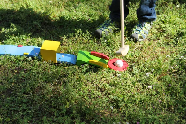 Drewniane Mini Golf na trawie, koncepcja letnich gier na świeżym powietrzu — Zdjęcie stockowe