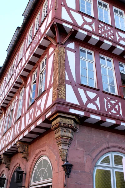 Coin d'une vieille maison dans le style de fachwerk, rouge, blanc, gros plan — Photo