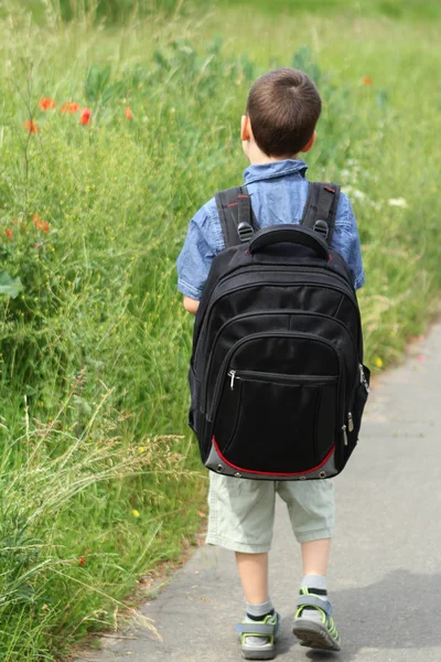 Αγόρια με σχολικές τσάντες πηγαίνουν στο σχολείο στην πίστα, επιστροφή στο σχολείο έννοια — Φωτογραφία Αρχείου