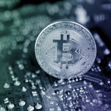 Elektronik sikke, anakart karanlık bir arka planda gümüş sikke, konsept madencilik, kopya alanı, yakın çekim, kare