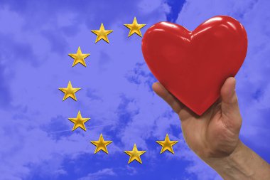 beyaz ipek kırmızı kalp, stilize Avrupa Birliği bayrağı, birleşik Avrupa'nın sembolü üzerinde sevgi ve bağış sembolü