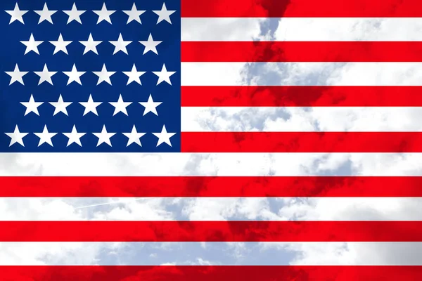 Piękna flaga USA na miękkiej jedwabiu z miękkimi fałdami, zbliżenie, miejsce kopiowania na półprzezroczystym niebieskim tle nieba — Zdjęcie stockowe