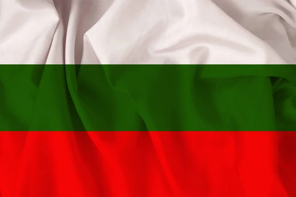 Bella bandiera nazionale della Bulgaria su seta morbida con pieghe morbide, primo piano, spazio copia — Foto Stock