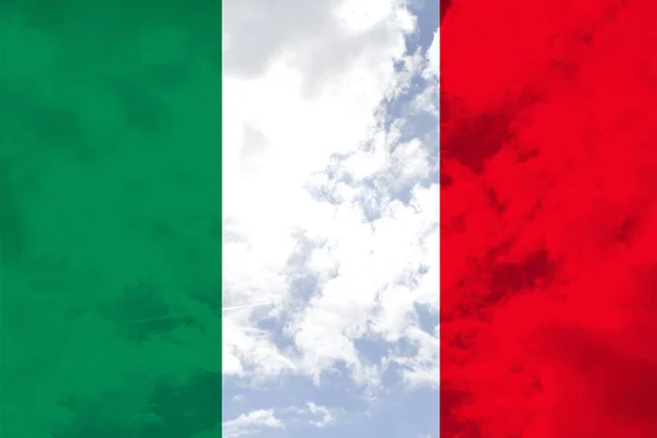 Bella bandiera nazionale d'Italia su seta morbida con pieghe morbide, primo piano, copiare spazio su uno sfondo traslucido cielo blu — Foto Stock