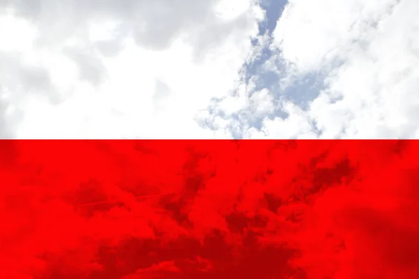 Krásná národní vlajka Polska na měkkém hedvábí s měkkými záhyby, zblízka, kopírovací prostor na průsvitných modrých nebeských pozadí — Stock fotografie