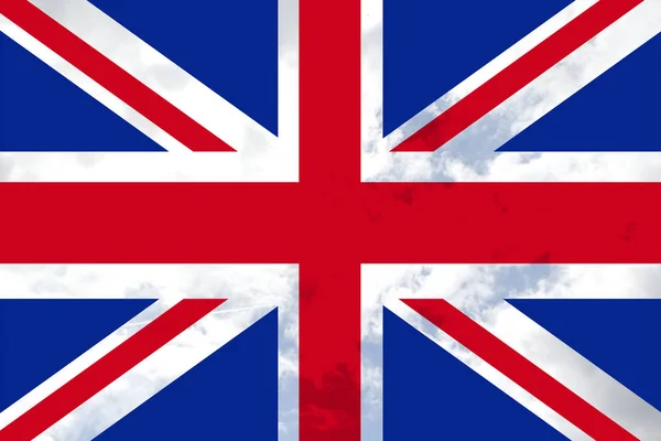 Gyönyörű nemzeti zászló Nagy-Britannia puha selyem lágy redők, közelről, másolni tér egy áttetsző kék ég háttér — Stock Fotó