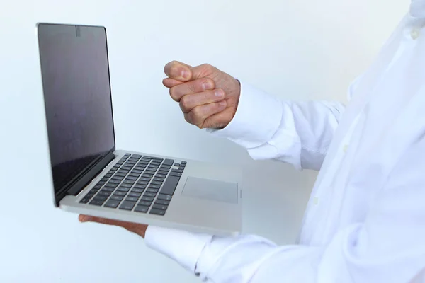 Hombre de negocios en una camisa blanca con una computadora portátil en la mano, mostrando un golpe al monitor, primer plano, espacio para copiar — Foto de Stock