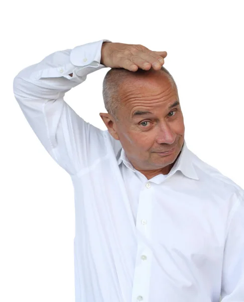 Careca velho em uma camisa branca segura sua mão direita sobre sua testa, imitando o telhado de uma casa — Fotografia de Stock