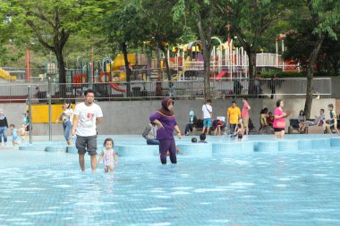 Kuala Lumpur, Malezya, Aralık 2016: ücretsiz çocuk havuzu ile şehrin merkezi parkı