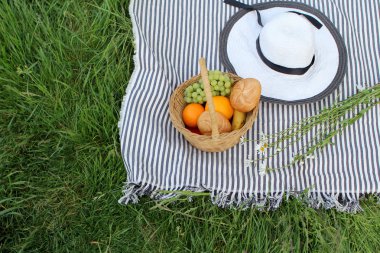 çörekler, meyve, üzüm, yaz şapka, piknik battaniye çim yakın çekim, üst görünümü, metin için yer yalan ile sepet