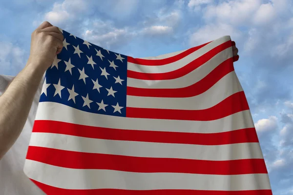 Bela bandeira nacional do país América em mãos masculinas contra o céu azul com nuvens — Fotografia de Stock