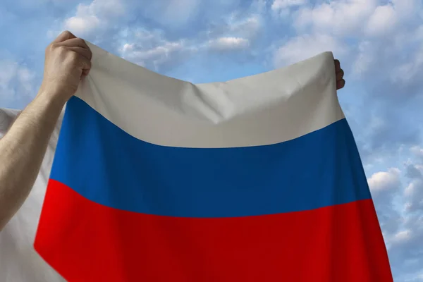 Красивий Національний Прапор Країни Росії Чоловічих Руках Проти Синього Неба — стокове фото