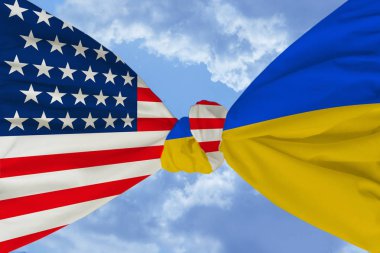 Amerika'nın ulusal bayrağı sıkıca bulutlar ile mavi gökyüzüne karşı Ukrayna'nın ulusal bayrağı ile bir düğüm bağlı, dostluk kavramı, birlik, işbirliği, uluslararası birlik