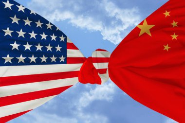 Amerika ülkesinin ulusal bayrağı sıkıca bulutlar ile mavi bir gökyüzüne karşı Çin ülkesinin ulusal bayrağı ile bir düğüm bağlı, kavram işbirliği, uluslararası birlik