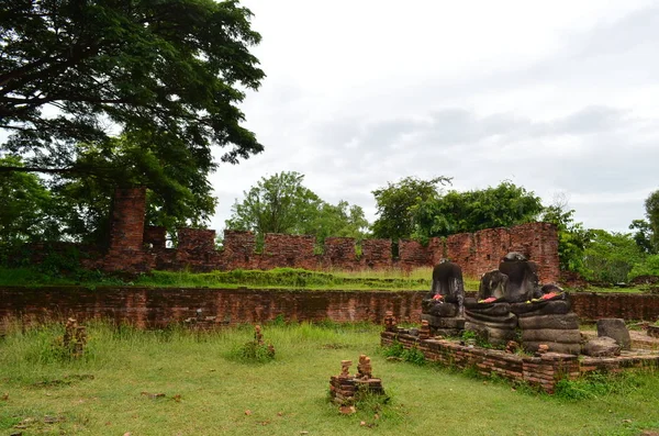 Thailändische Kultur Ayutthaya in Thailand, die Ruinen eines antiken Tempels mit einem Portal und Skulpturen von Buddhas, Ziegeln — Stockfoto