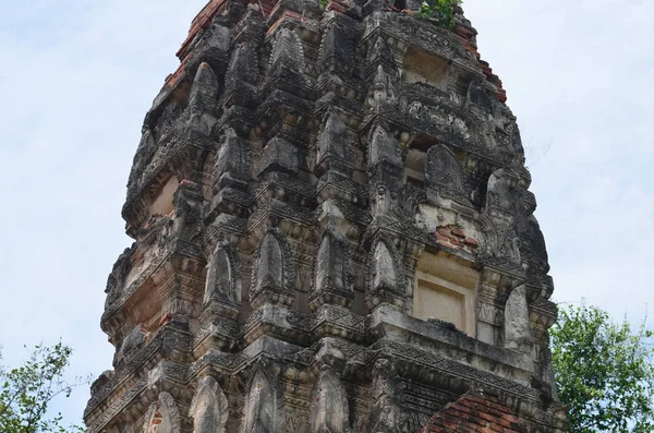 Ruinen einer antiken buddhistischen Stupa in der ehemaligen thailändischen Hauptstadt Ayutthaya, Nahaufnahme — Stockfoto