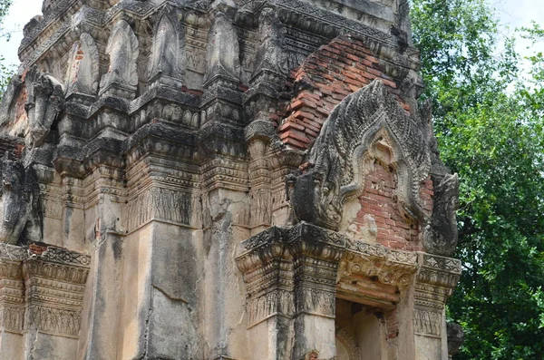 Ruins of an ancient Buddhist stupa in the former capital of Thailand Ayutthaya, close-up — Stock Photo, Image