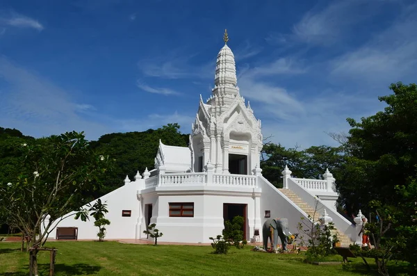Cultura tailandesa Ayutthaya en Tailandia, un templo blanco con escaleras — Foto de Stock