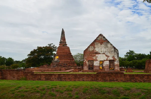 Thai culture Ayutthaya in Thailand, the ruins of an ancient temple and a Buddhist stupa, brick — Stock Photo, Image