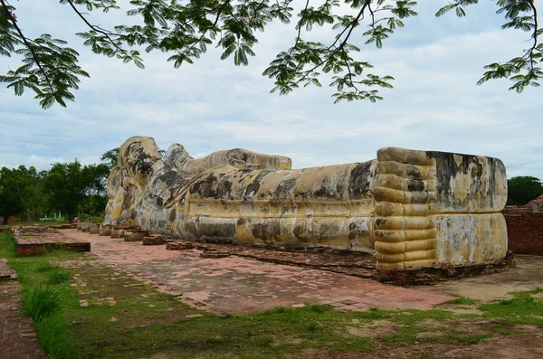 Thailändische Kultur Ayutthaya in Thailand, die Ruinen einer antiken Skulptur eines liegenden Buddha — Stockfoto