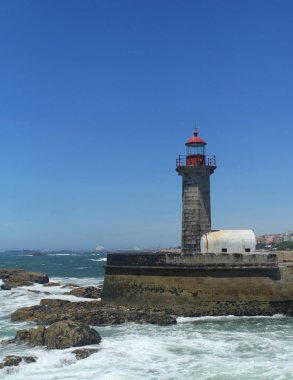 portekiz mavi atlantik okyanusu kıyısında güzel sıkı deniz feneri, dikey