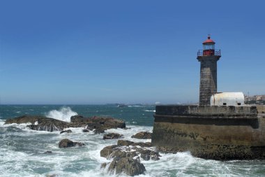 Portekiz'de mavi atlantik okyanusu kıyısında güzel sıkı deniz feneri