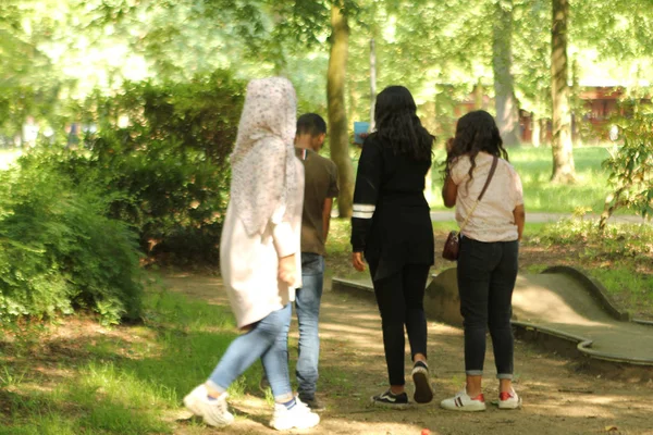 Família muçulmana caminhando no parque, visão traseira — Fotografia de Stock