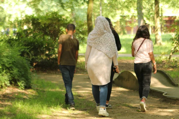 Moslim familie wandelen in het Park, achteraanzicht — Stockfoto