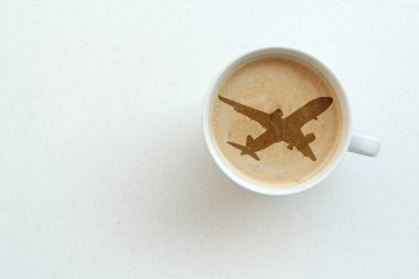 beyaz geniş fincan kahve, sütlü kapuçino, beyaz masada uçak deseni olan kakao, üst tespisi, yer tasarrufu, yakın çekim, seyahat konsepti, transfer