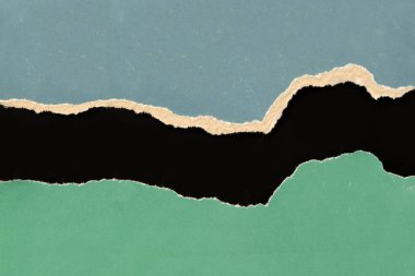 siyah bir arka plan üzerinde renkli kağıt yeşil, mavi, yırtık kenarı, kopyalama alanı, yakın çekim, tasarımcı için boş