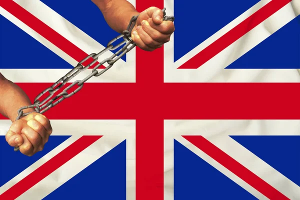 Erkek elleri rüzgarda pileler ile nazik ipek üzerinde İngiliz bayrağının arka planına karşı ağır demir zincirler zincirli, bir insan hakları hareketi kavramı — Stok fotoğraf