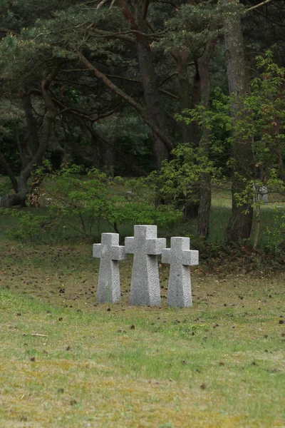 Três cruzes de granito cinza ficar lado a lado em memória dos mortos no parque — Fotografia de Stock