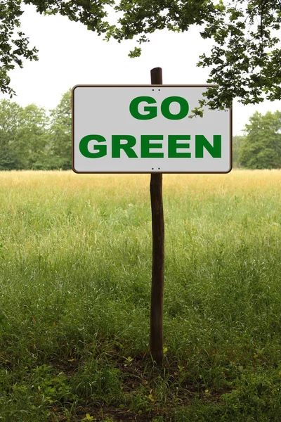 Wit teken, verkeersbord in het bos op een houten paal met de inscriptie Go Green, concept — Stockfoto