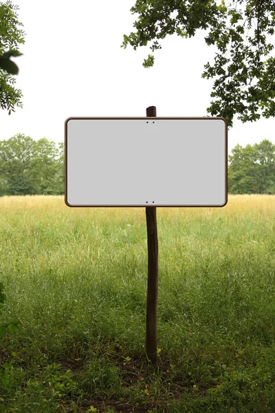 Placa branca isolada branca da natureza do recorte, sinal da estrada no parque no borne de madeira — Fotografia de Stock