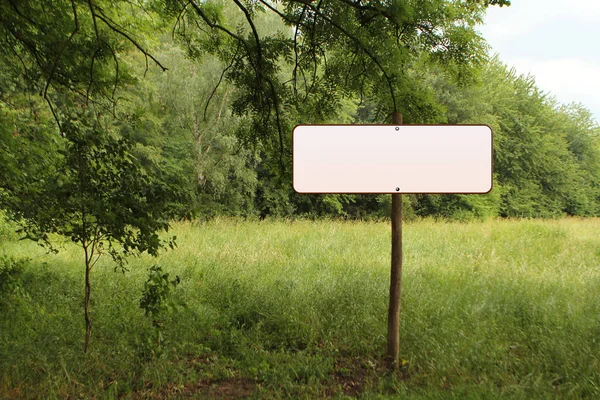 Mock up imagem isolado branco clipping sinal de natureza, sinal de estrada na floresta em um poste de madeira — Fotografia de Stock
