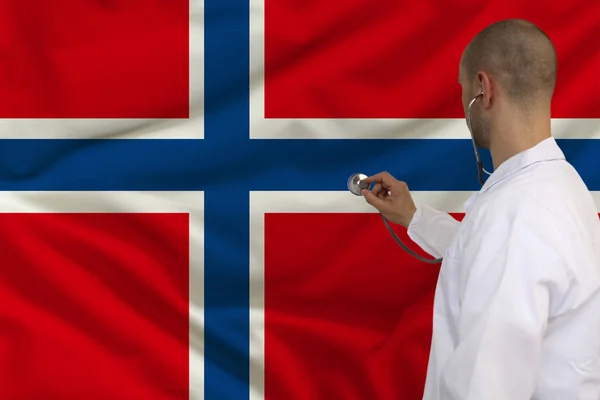 Mężczyzna lekarz w białej sierści zastosował instrument medyczny z stetoskop do flagi narodowej Norwegii, widok z tyłu, koncepcja, przestrzeń kopiowania — Zdjęcie stockowe