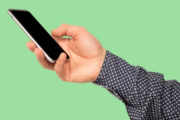 Hombre sostiene en su mano un teléfono inteligente, un teléfono con una pantalla negra, se burlan de — Foto de Stock