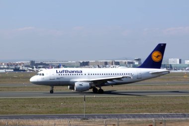 Frankfurt Main, Almanya, Mart 2019: Frankfurt Main havaalanında pistte en büyük Alman havayolu Lufthansa modern Brezilyalı yolcu uçağı