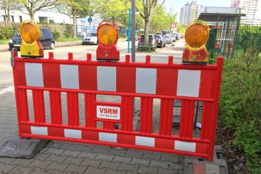 Frankfurt Main, Almanya, Nisan 2019: bariyer Frankfurt sokaklarında yol onarım sitesi engelledi